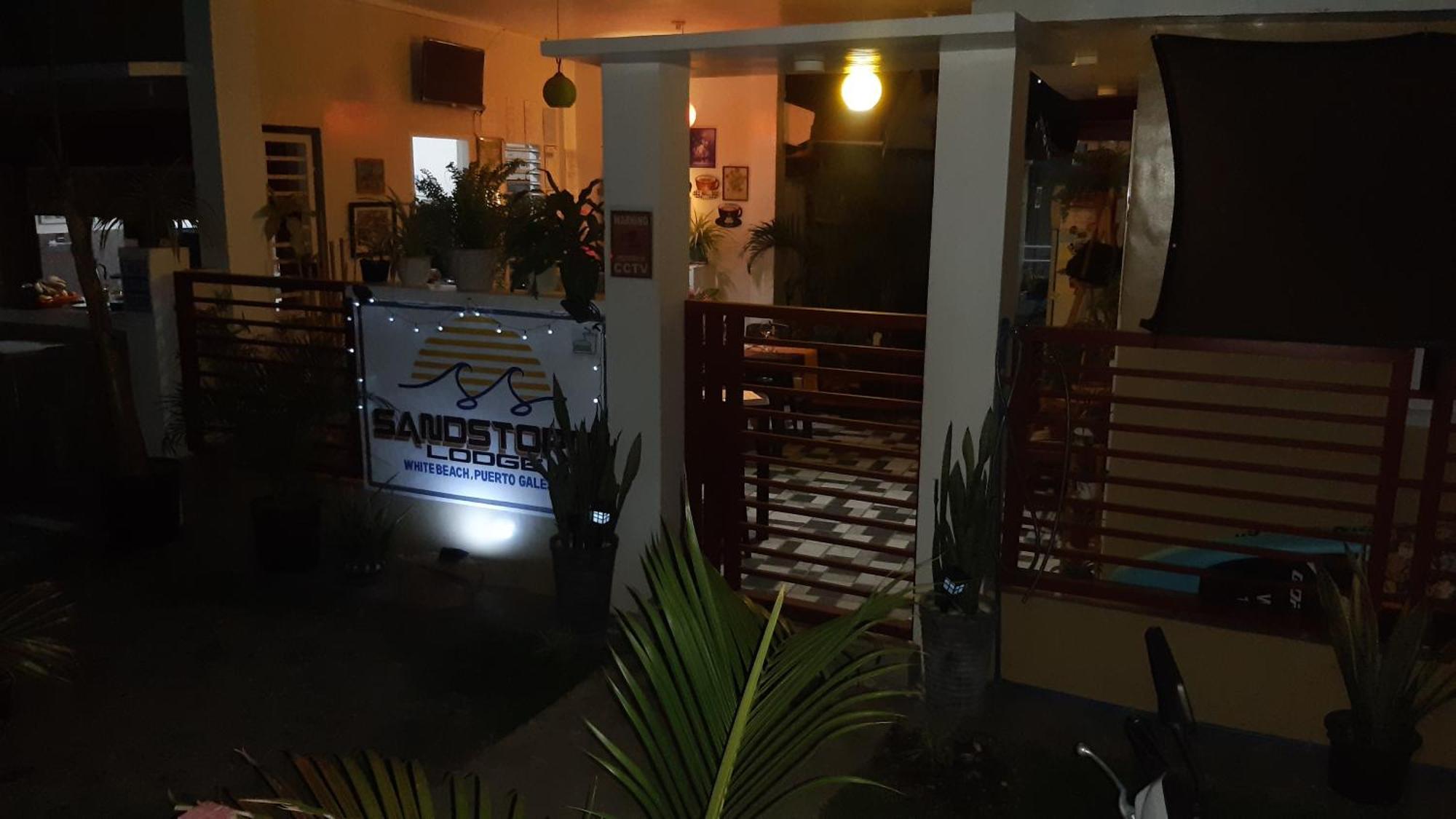 Sandstorm Lodge And Cafe Puerto Galera Luaran gambar